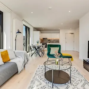 Apartment Shywharf, London