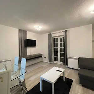  Apartment Bay With Parking United Kingdom
